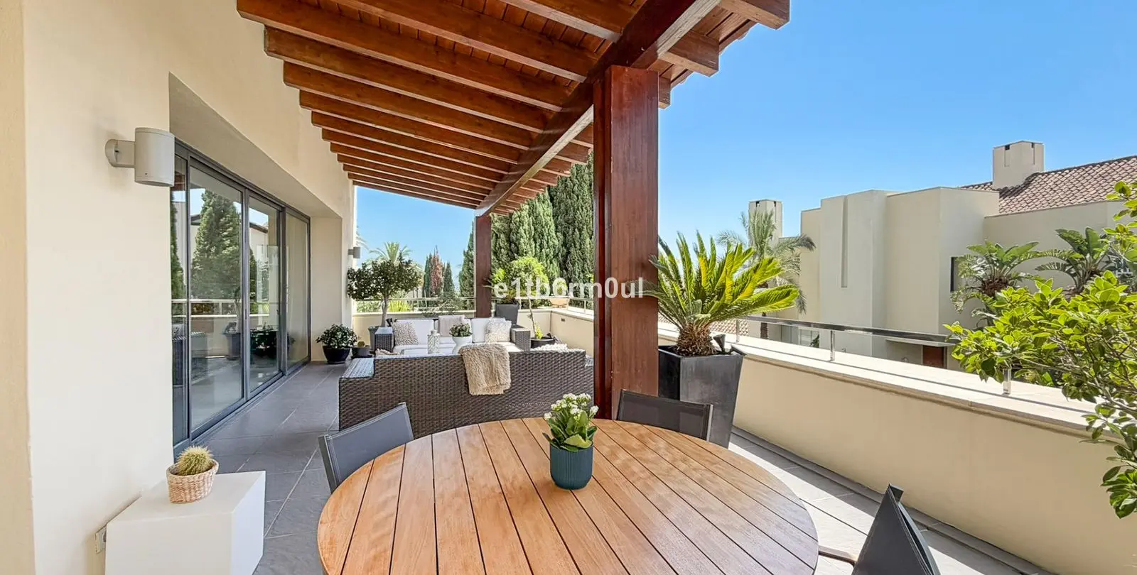 Venta de apartamento en planta media en The Golden Mile 8