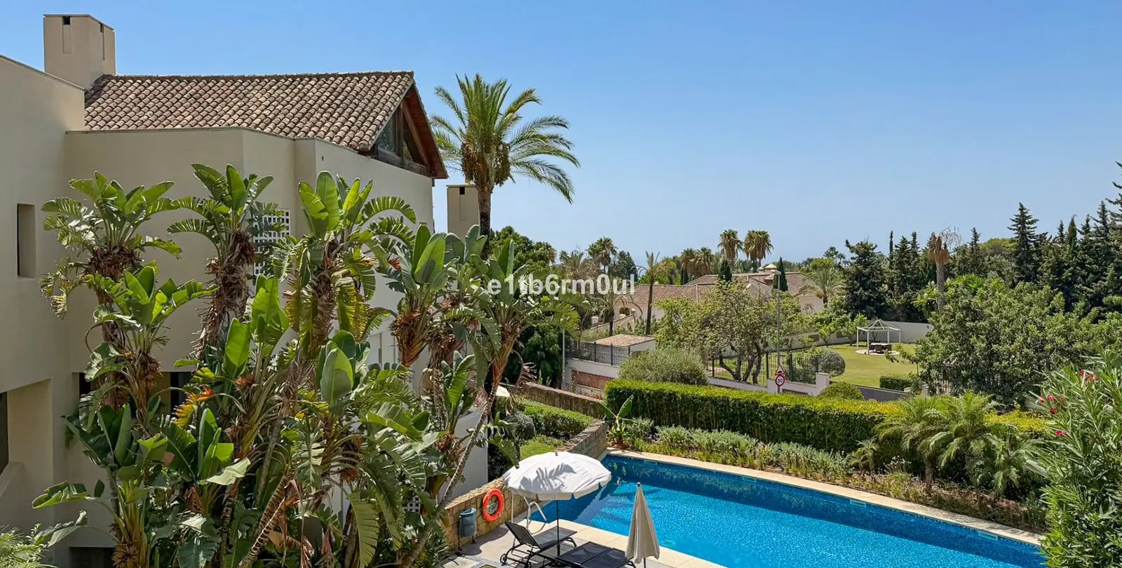 Venta de apartamento en planta media en The Golden Mile 9