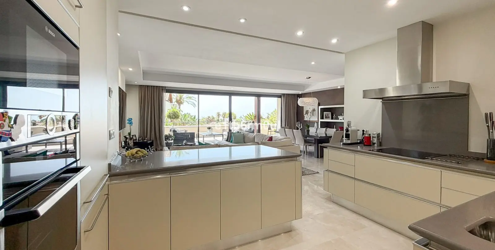 Venta de apartamento en planta media en The Golden Mile 10