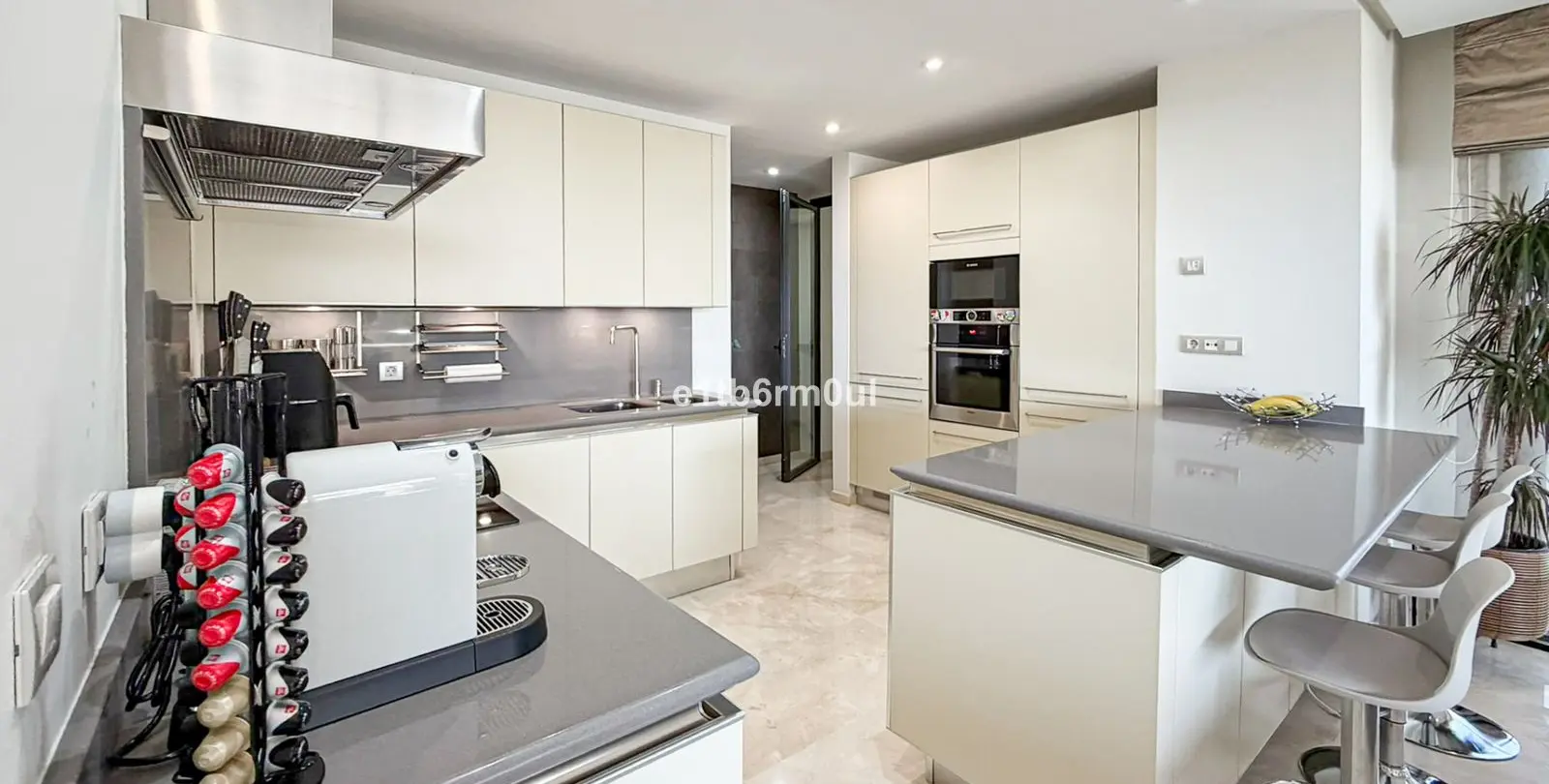 Venta de apartamento en planta media en The Golden Mile 11