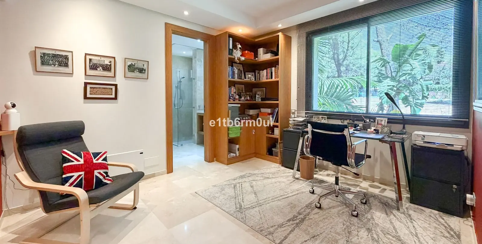 Venta de apartamento en planta media en The Golden Mile 14