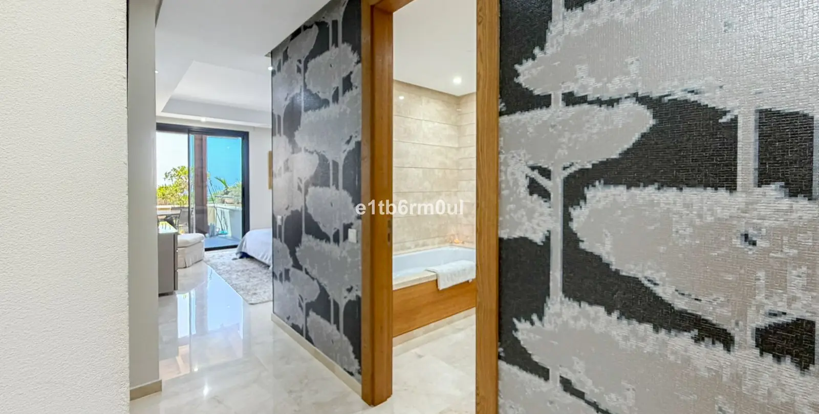 Venta de apartamento en planta media en The Golden Mile 15