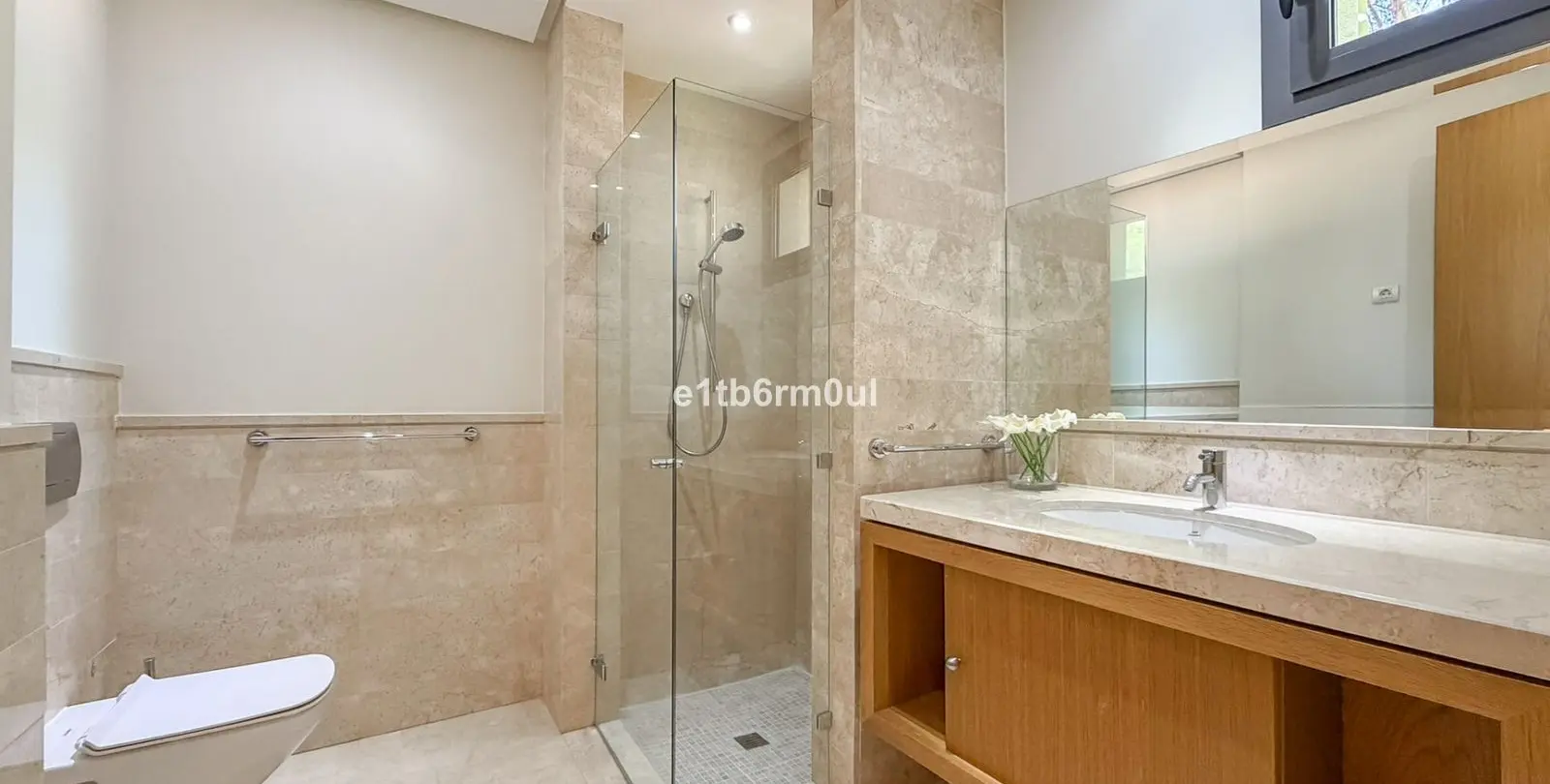 Venta de apartamento en planta media en The Golden Mile 17