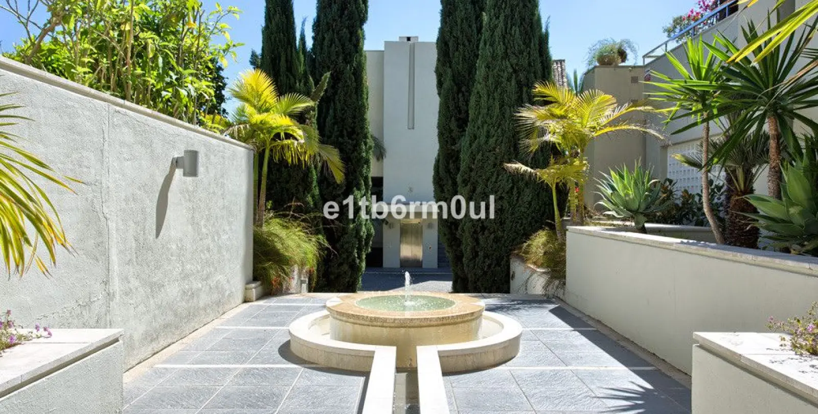 Venta de apartamento en planta media en The Golden Mile 19