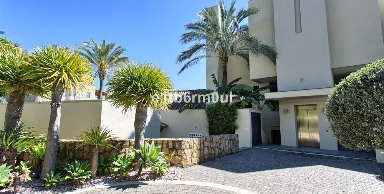 Venta de apartamento en planta media en The Golden Mile 20