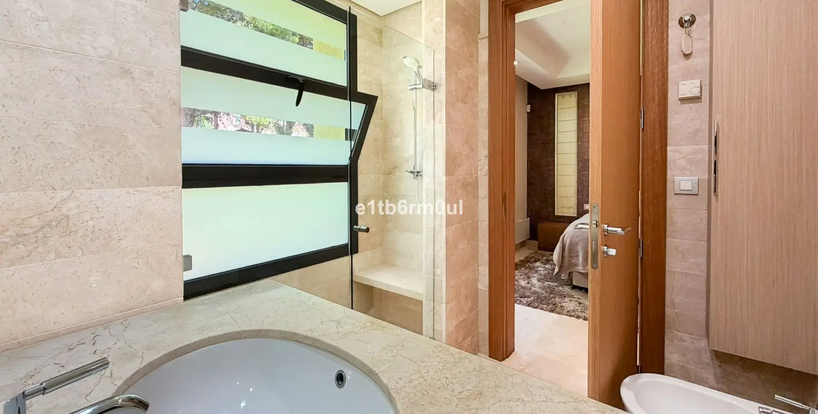 Venta de apartamento en planta media en The Golden Mile 22