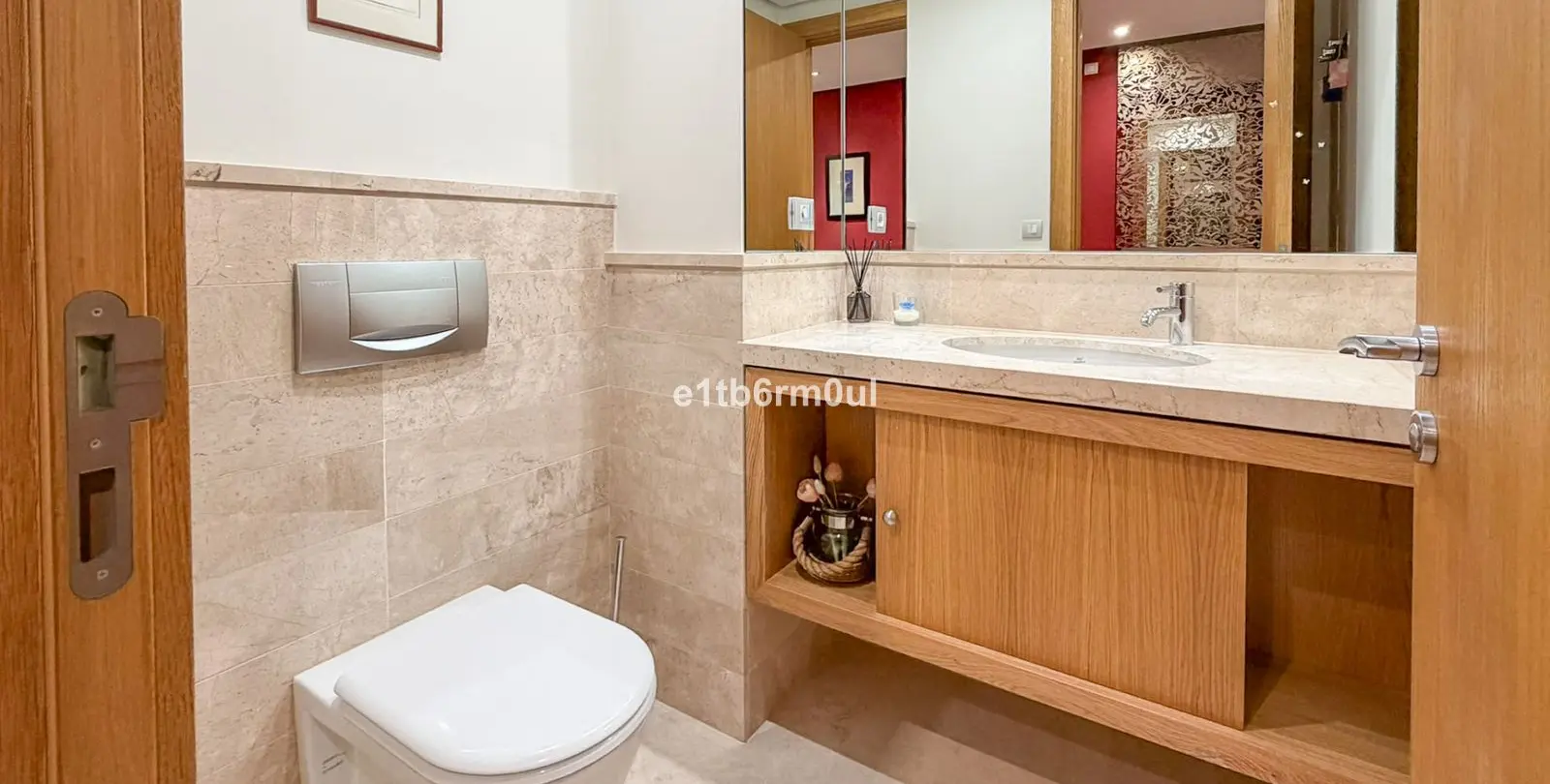 Venta de apartamento en planta media en The Golden Mile 23