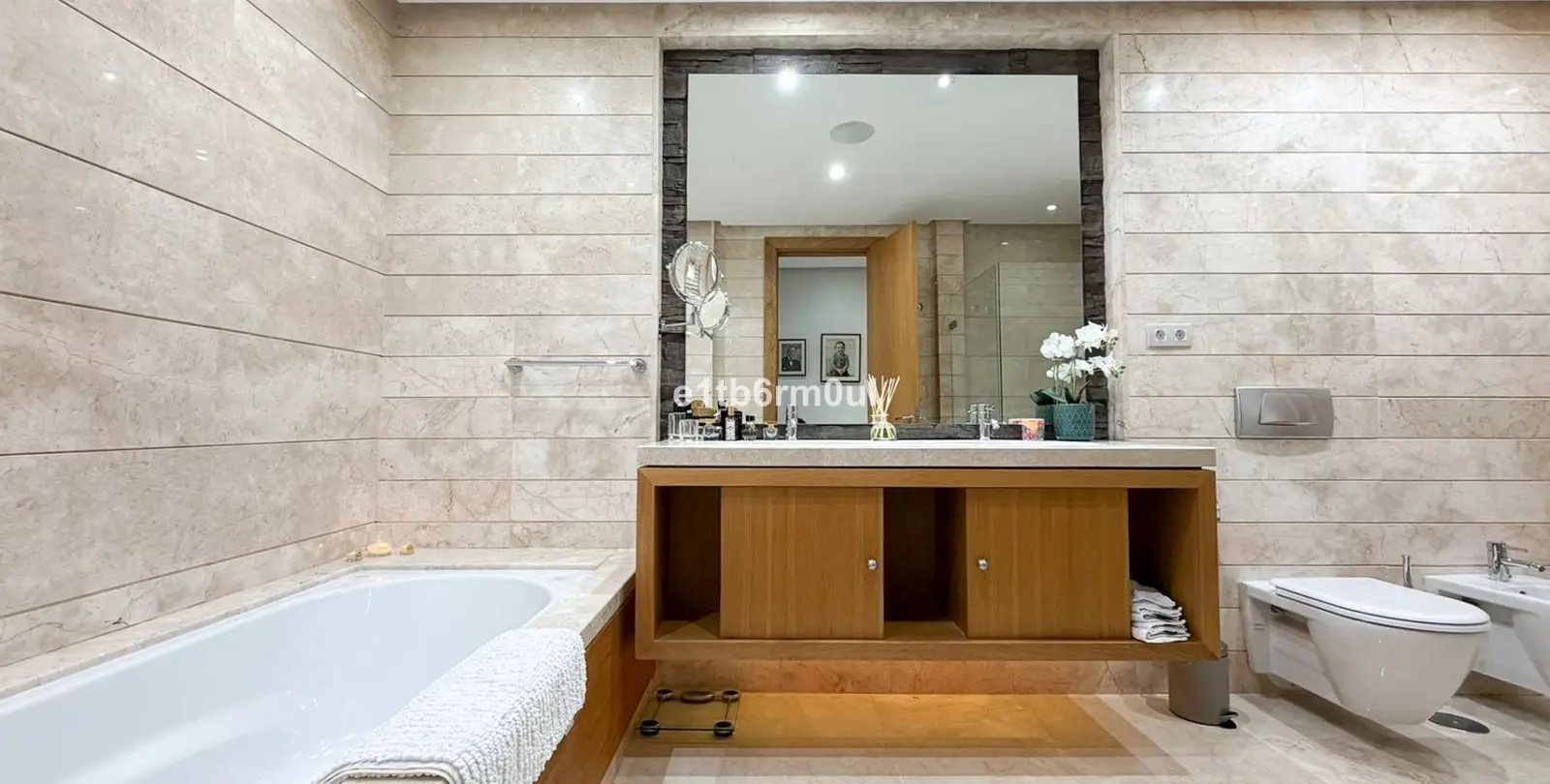 Venta de apartamento en planta media en The Golden Mile 24
