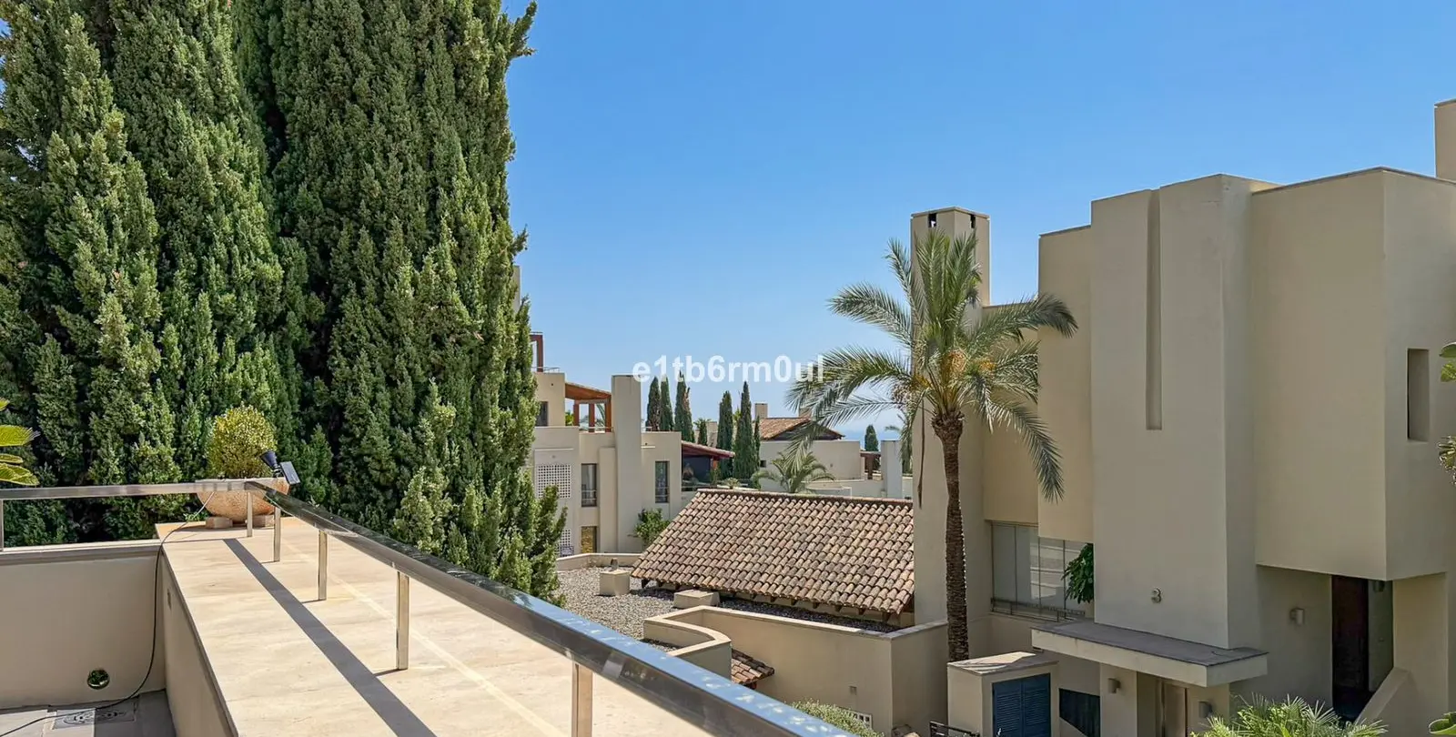 Venta de apartamento en planta media en The Golden Mile 25
