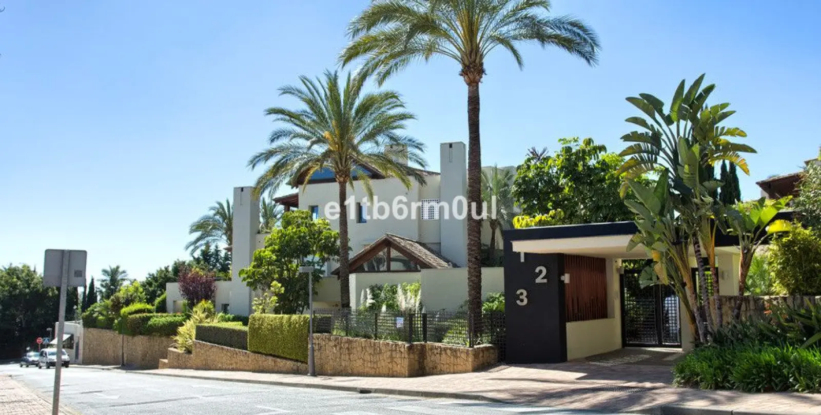 Venta de apartamento en planta media en The Golden Mile 27