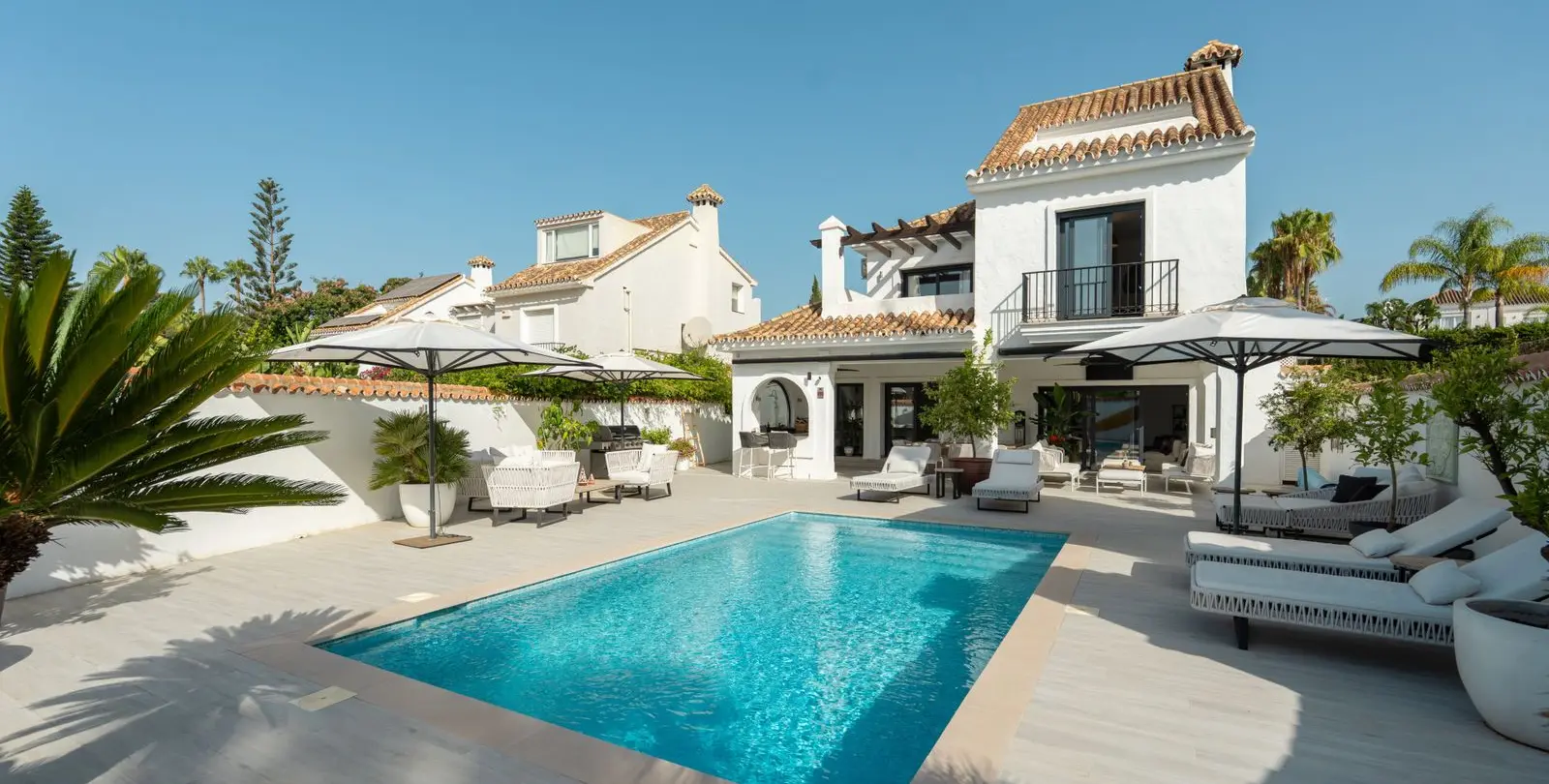 Venta de villa independiente en Nueva Andalucía 1
