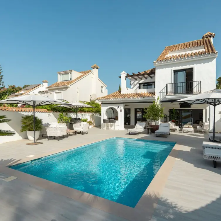 Venta de villa independiente en Nueva Andalucía