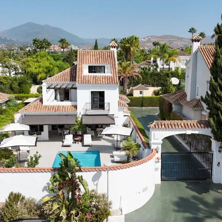 Venta de villa independiente en Nueva Andalucía