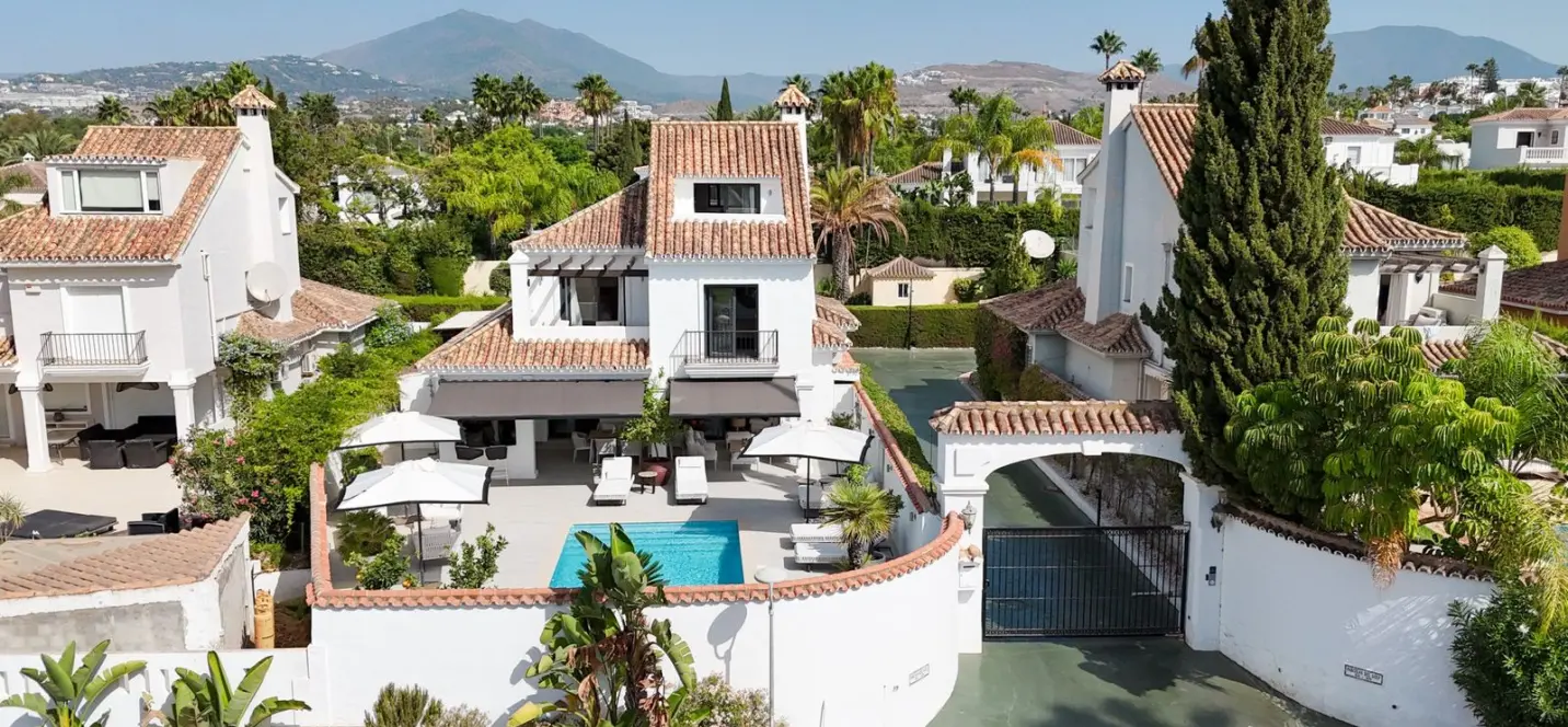 Venta de villa independiente en Nueva Andalucía 1