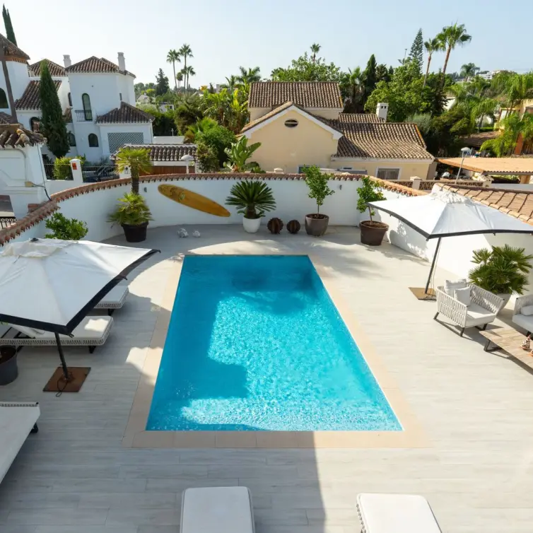 Venta de villa independiente en Nueva Andalucía