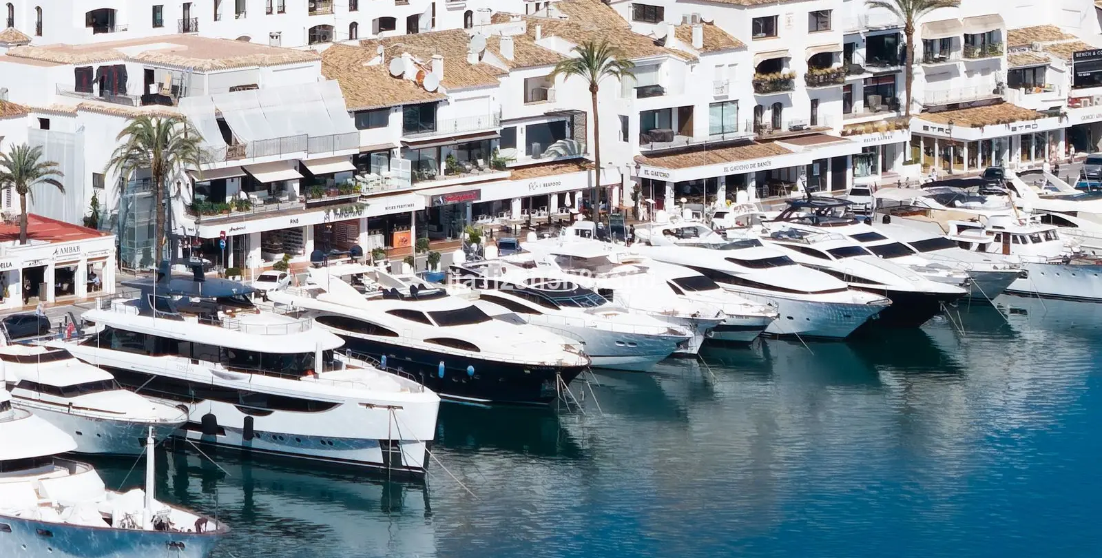 Venta de apartamento en planta media en Puerto Banús 1