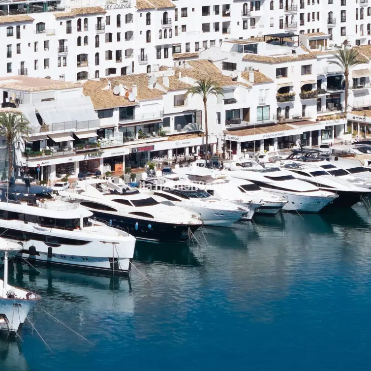 Venta de apartamento en planta media en Puerto Banús