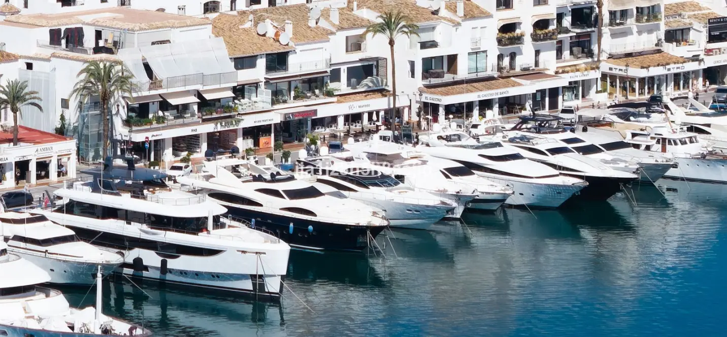 Venta de apartamento en planta media en Puerto Banús 0