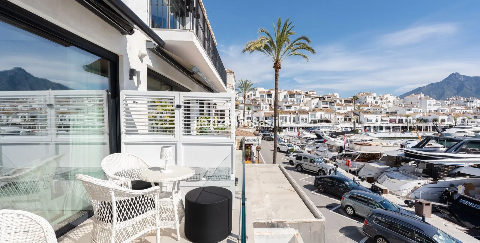 Venta de apartamento en planta media en Puerto Banús 2