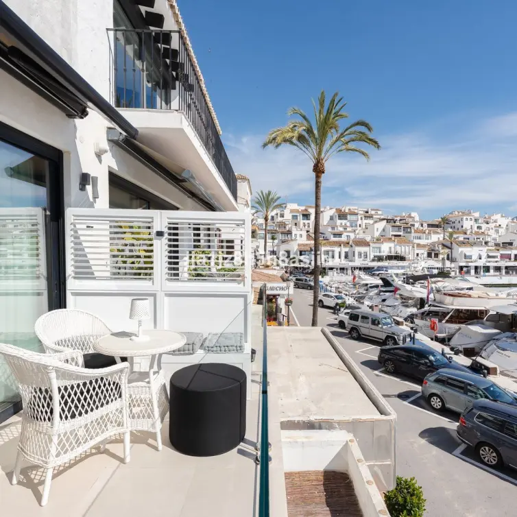 Venta de apartamento en planta media en Puerto Banús
