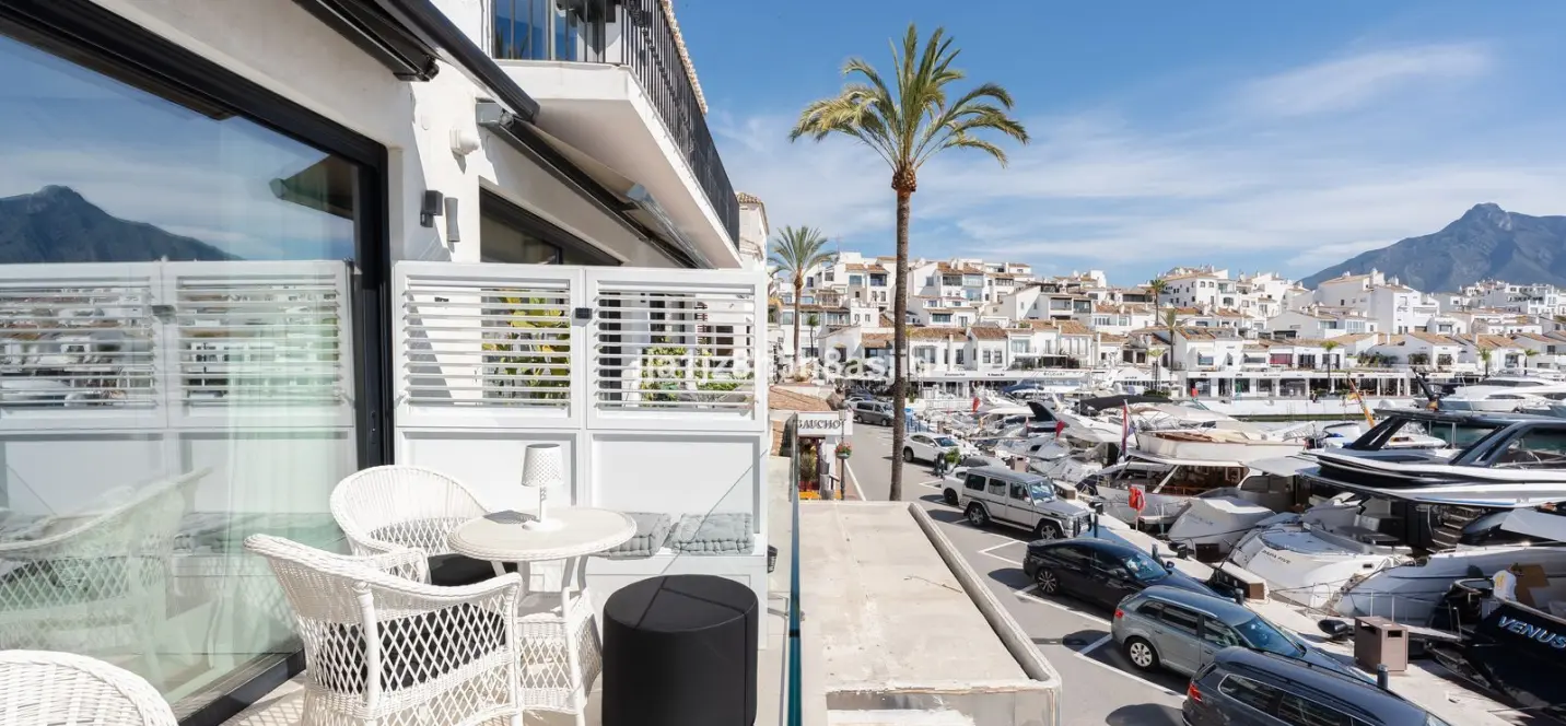 Venta de apartamento en planta media en Puerto Banús 1