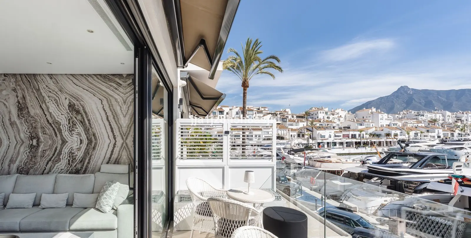 Venta de apartamento en planta media en Puerto Banús 3