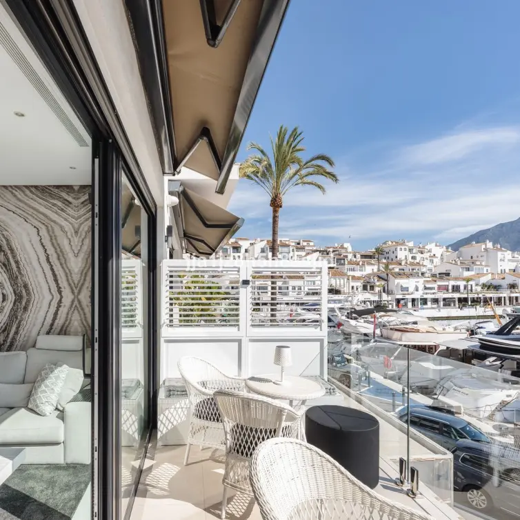 Venta de apartamento en planta media en Puerto Banús