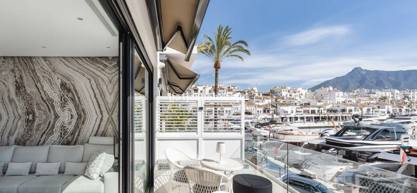 Venta de apartamento en planta media en Puerto Banús 2
