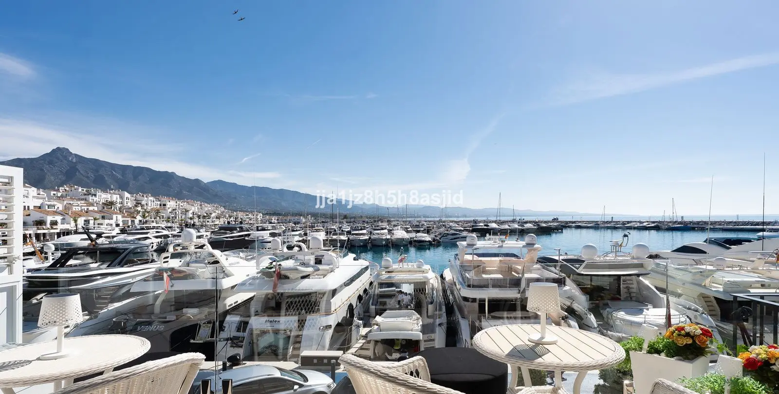 Venta de apartamento en planta media en Puerto Banús 4