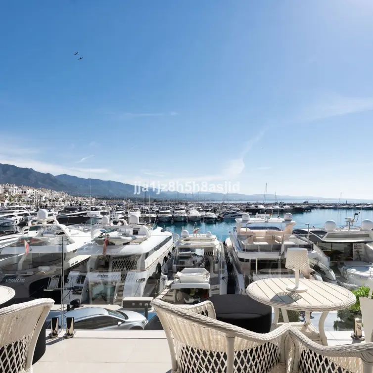 Venta de apartamento en planta media en Puerto Banús