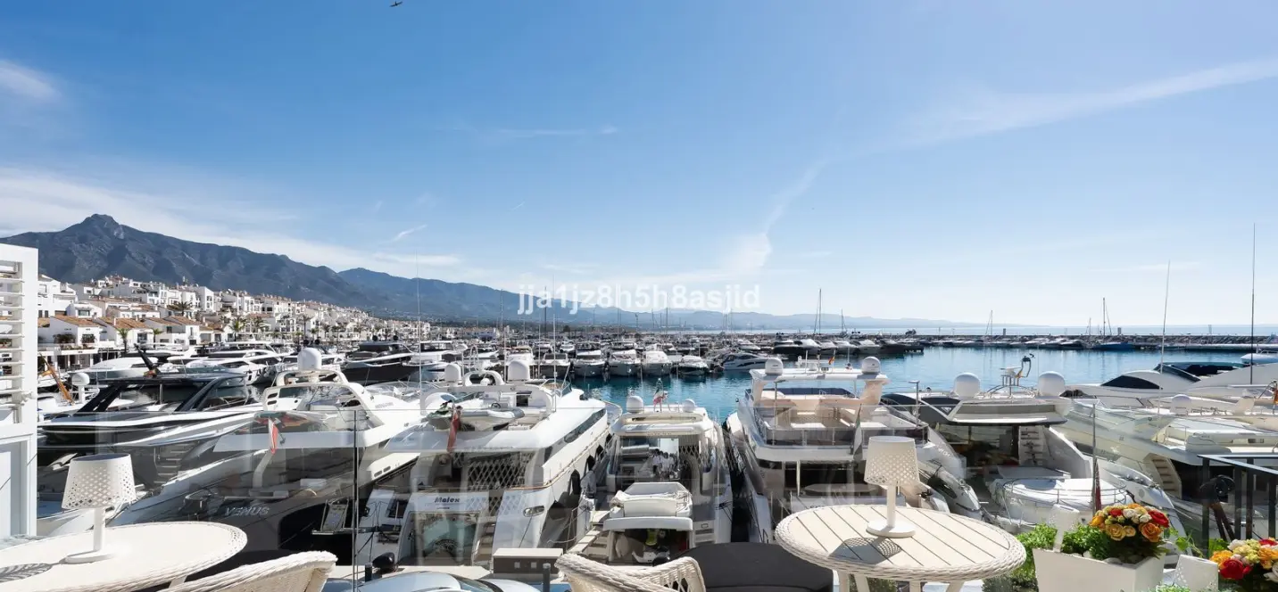Venta de apartamento en planta media en Puerto Banús 3