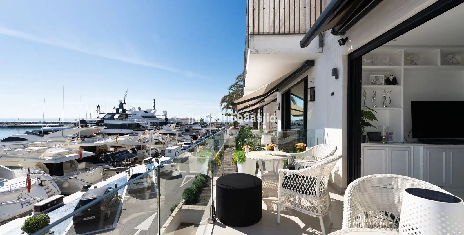 Venta de apartamento en planta media en Puerto Banús 5