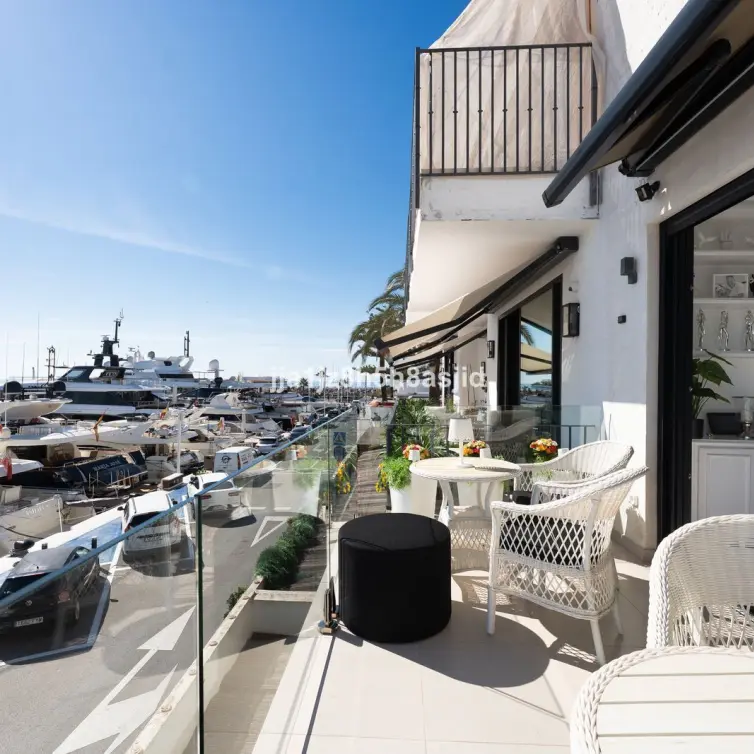 Venta de apartamento en planta media en Puerto Banús