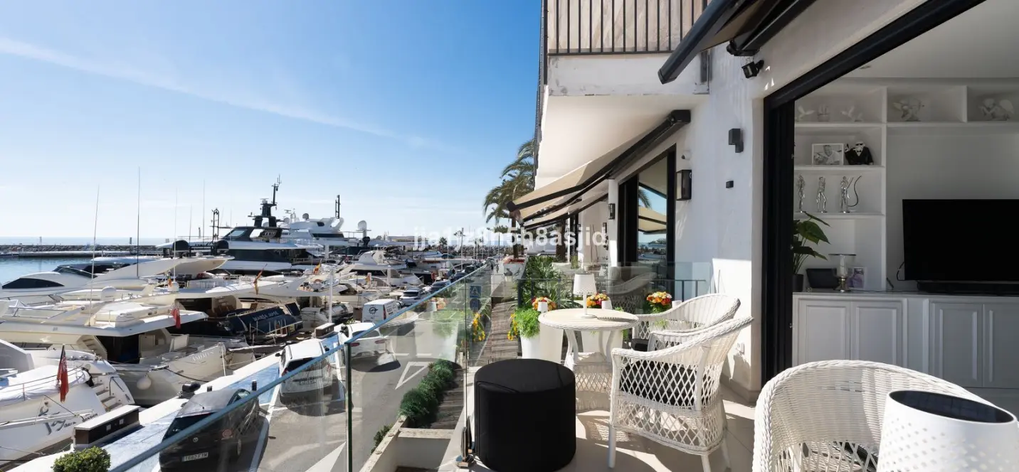 Venta de apartamento en planta media en Puerto Banús 4