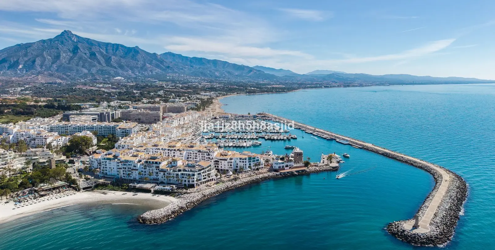 Venta de apartamento en planta media en Puerto Banús 6