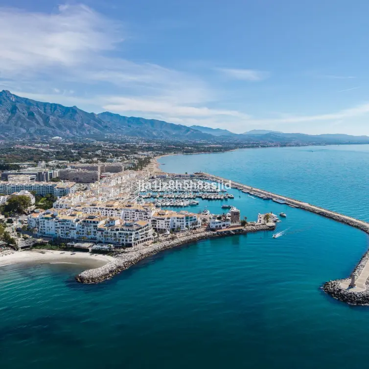 Venta de apartamento en planta media en Puerto Banús