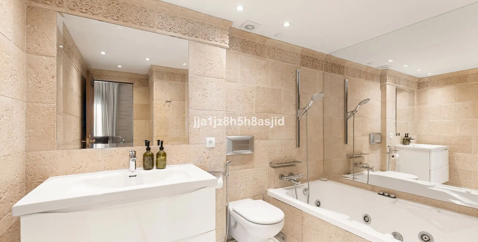 Venta de apartamento en planta media en Puerto Banús 12