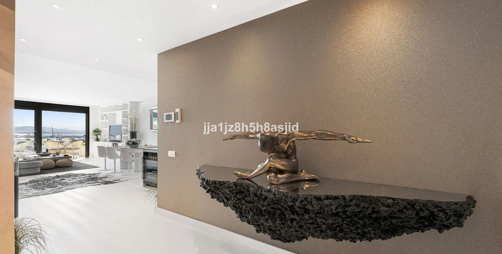 Venta de apartamento en planta media en Puerto Banús 13