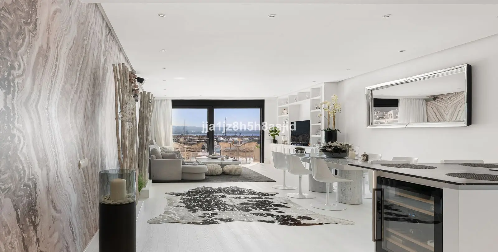 Venta de apartamento en planta media en Puerto Banús 14