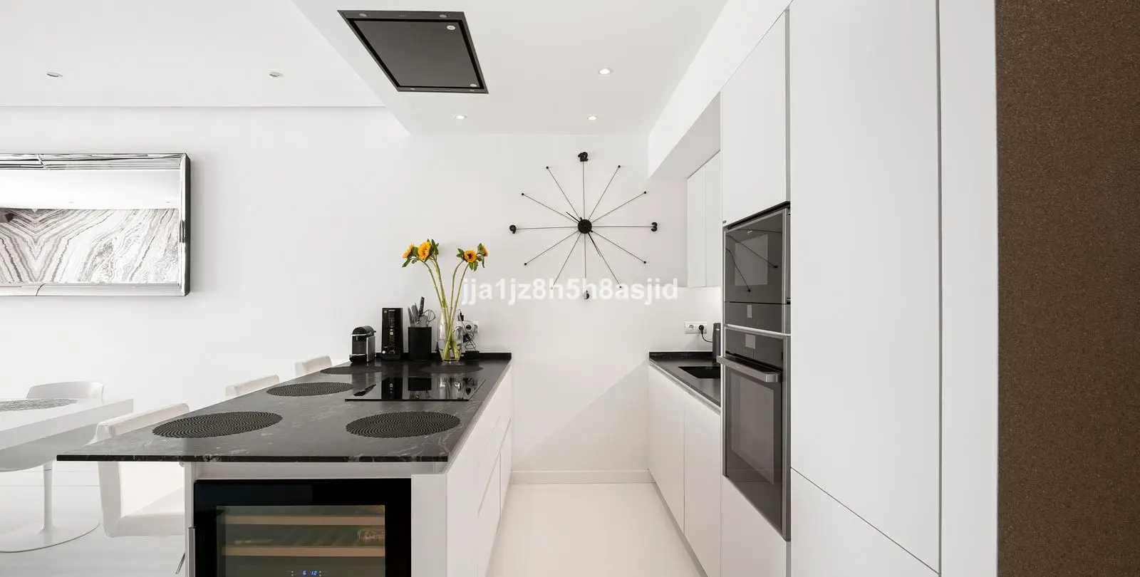 Venta de apartamento en planta media en Puerto Banús 15
