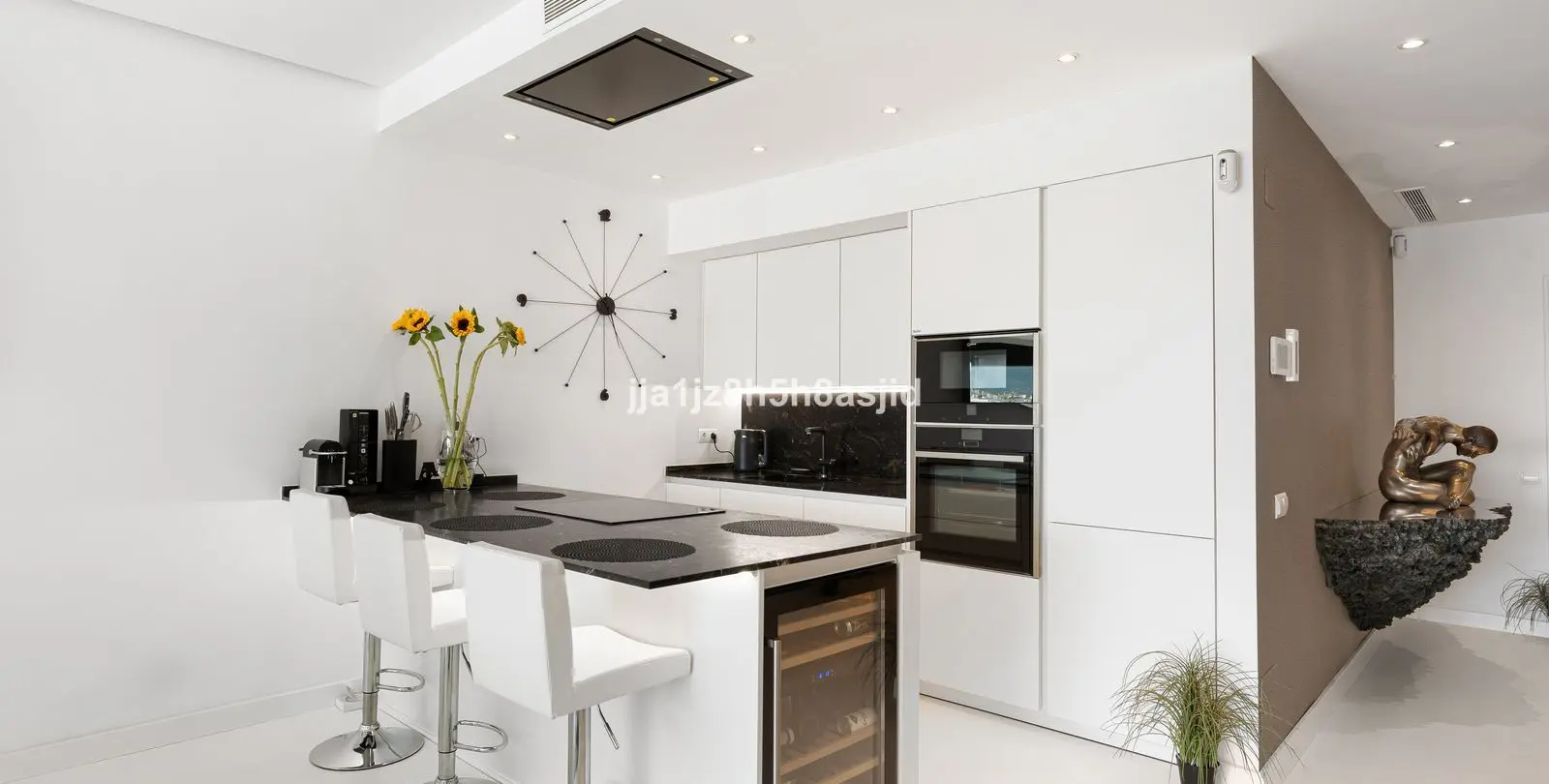 Venta de apartamento en planta media en Puerto Banús 16