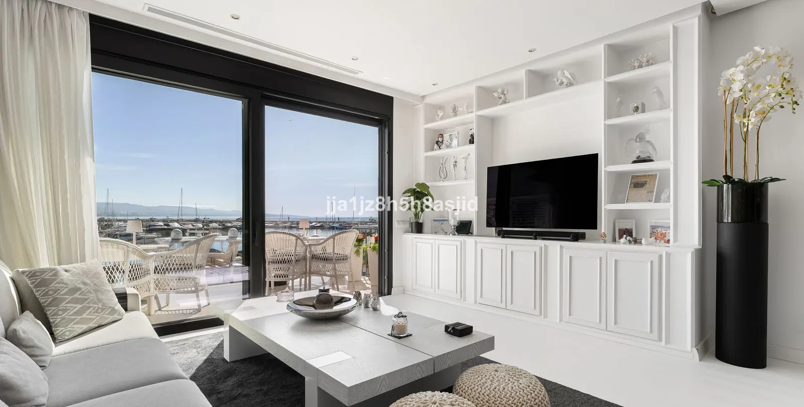 Venta de apartamento en planta media en Puerto Banús 18