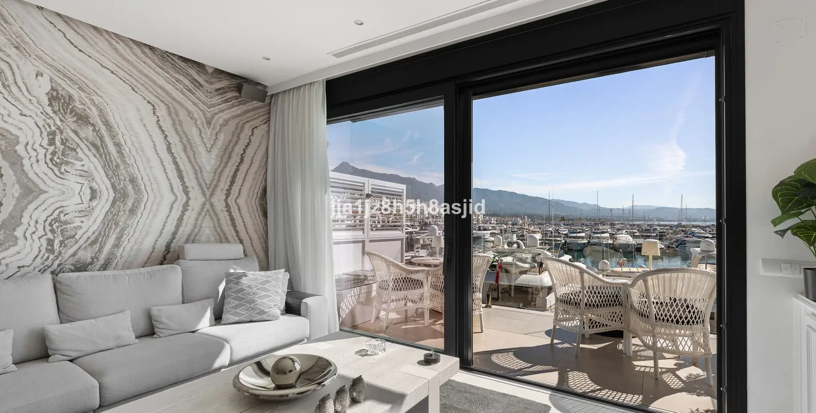 Venta de apartamento en planta media en Puerto Banús 19