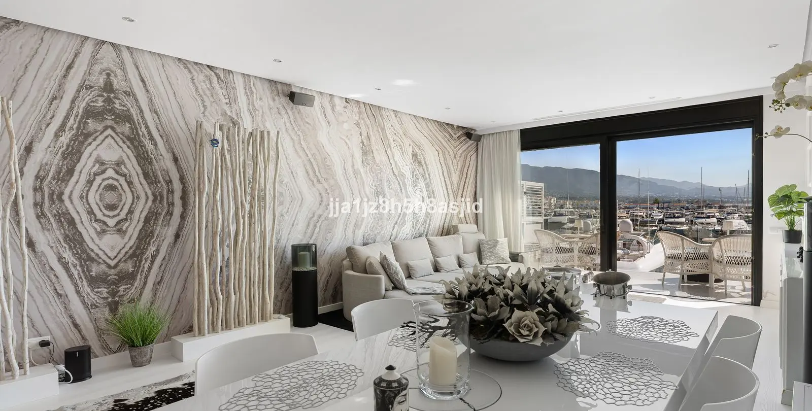Venta de apartamento en planta media en Puerto Banús 23