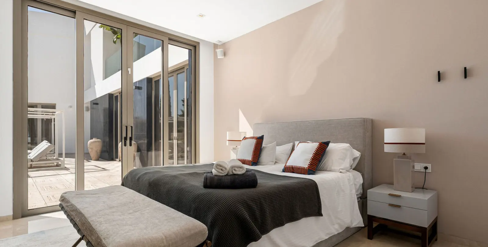 Short-term rent of detached villa in Los Flamingos 47
