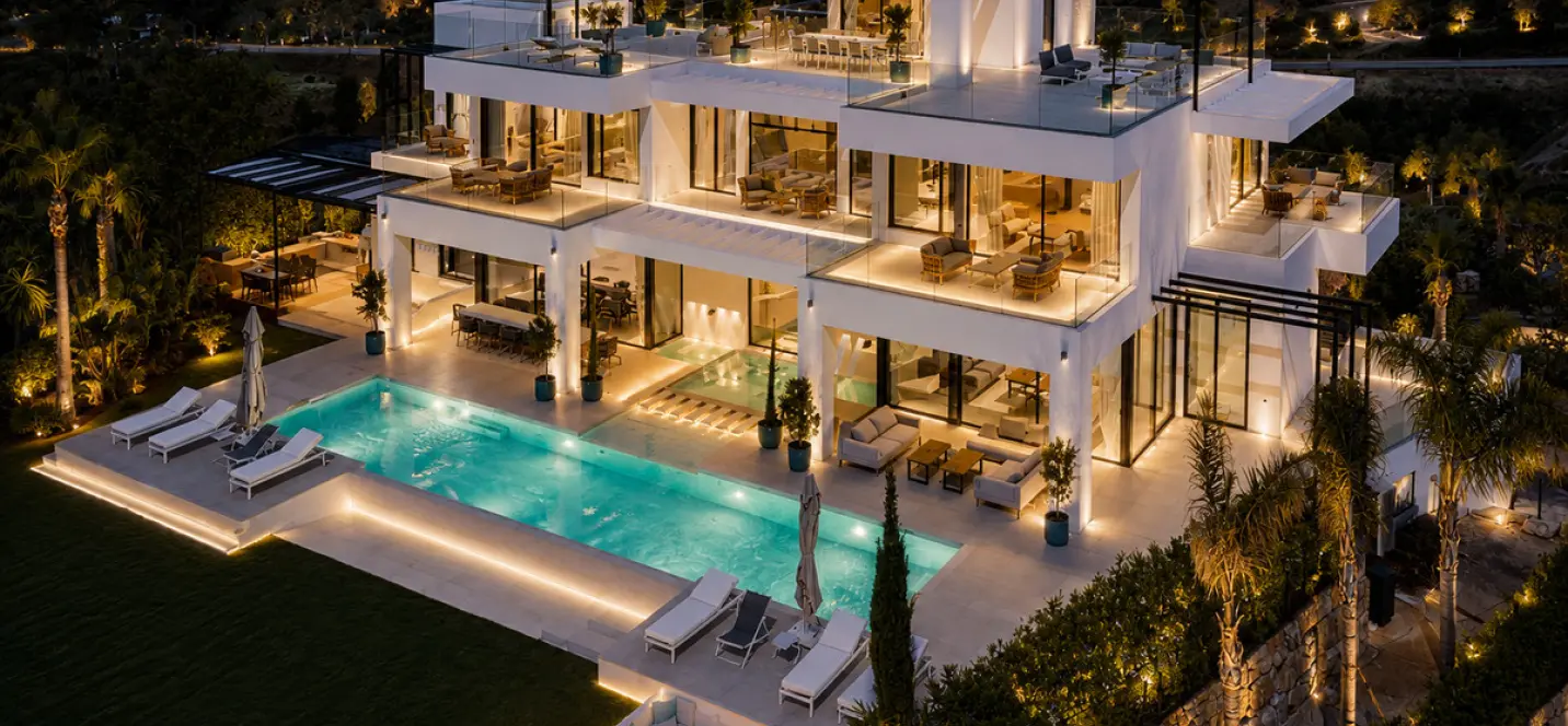 Short-term rent of detached villa in Estepona 0