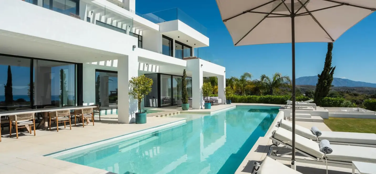 Short-term rent of detached villa in Estepona 1