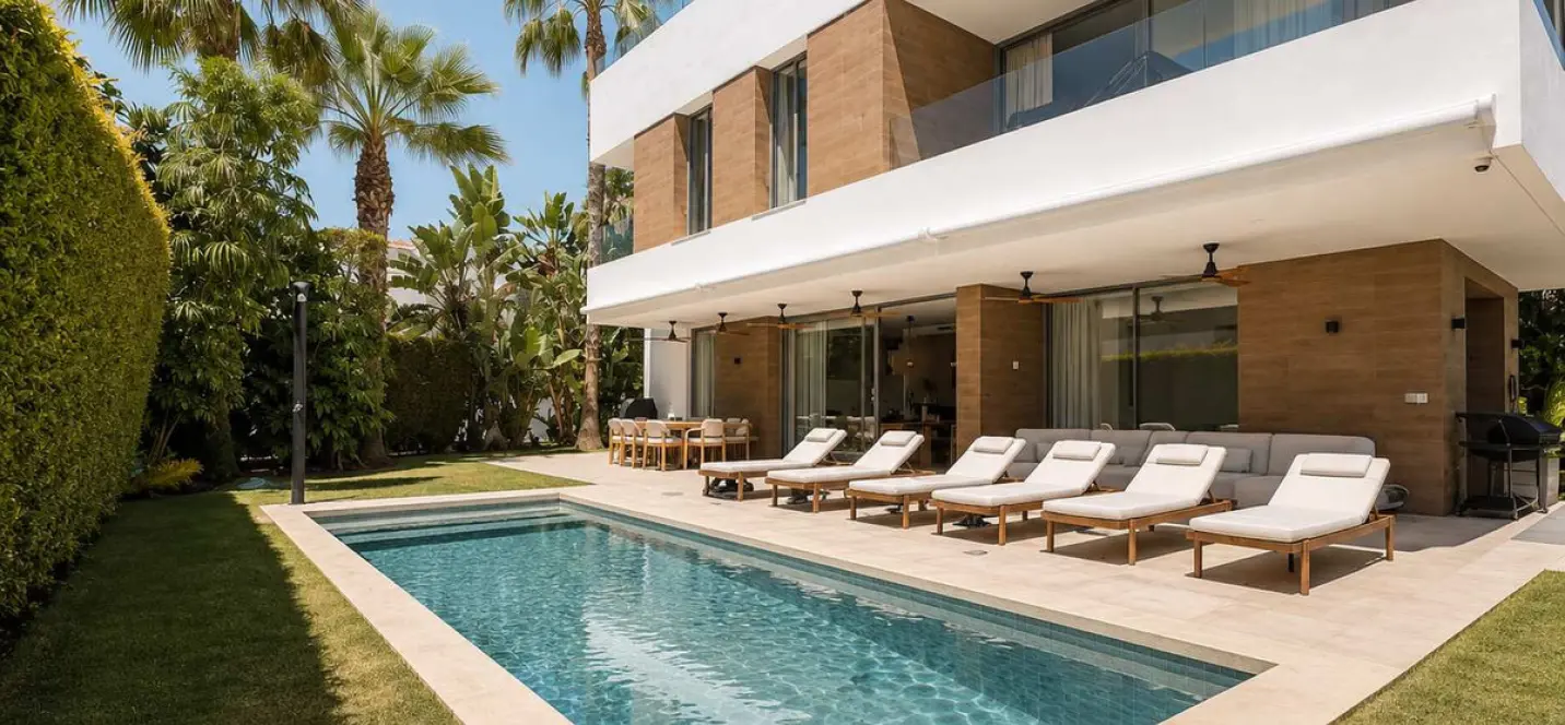 Short-term rent of detached villa in Estepona 0