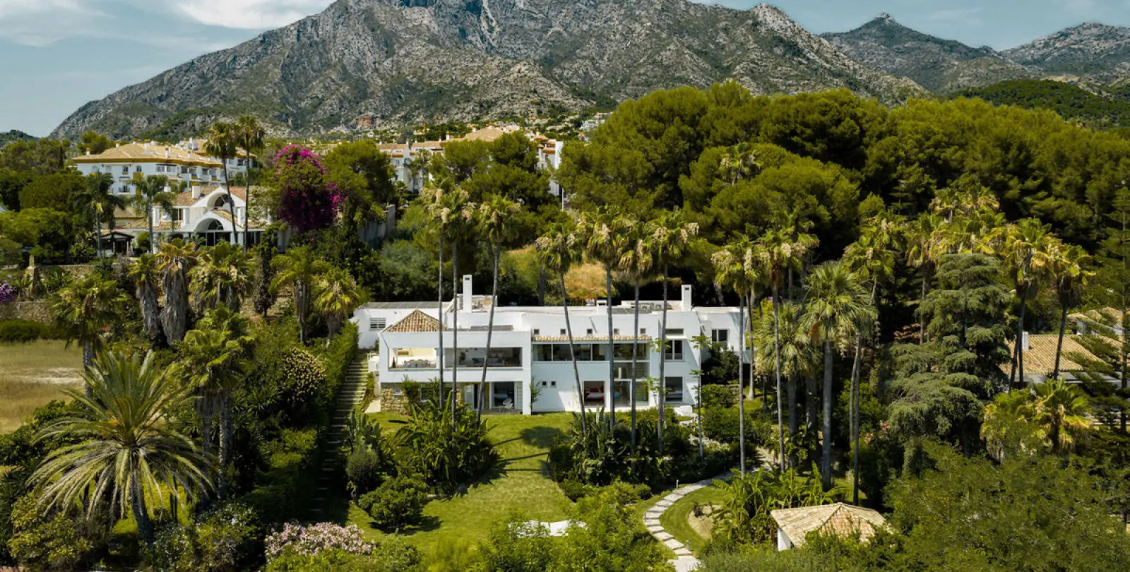 Short-term rent of detached villa in The Golden Mile 2