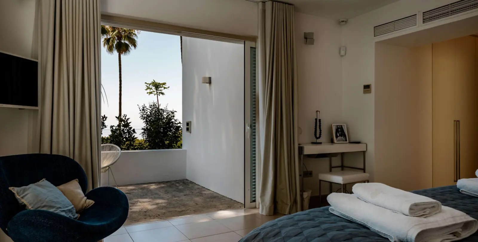 Short-term rent of detached villa in The Golden Mile 18